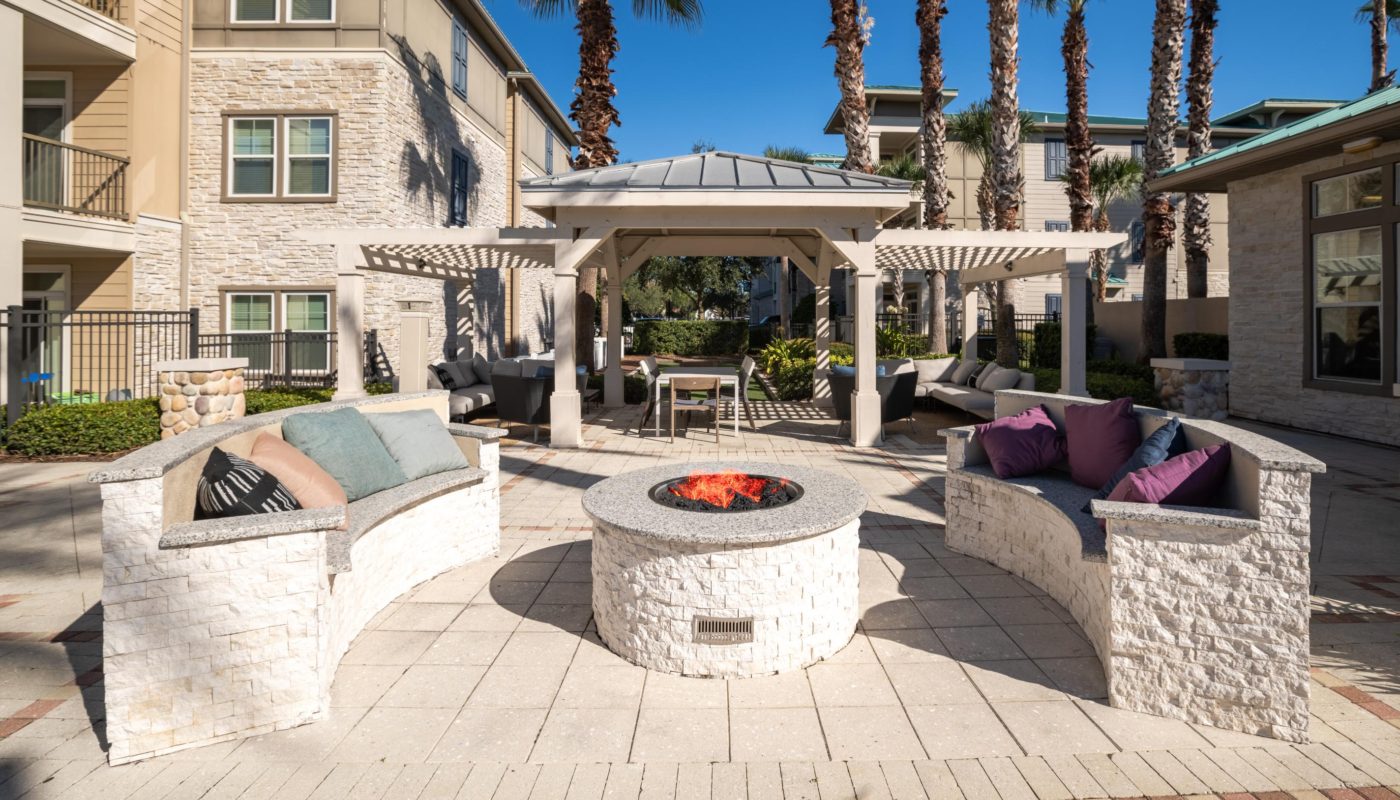 courtyard firepit with couches Sea Isle Orlando FL apartments)